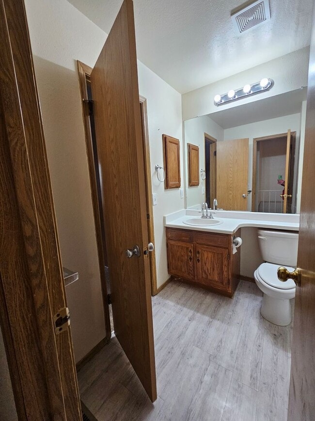 Building Photo - Spacious 2 Bed Townhome w/ Fenced Yard & N...