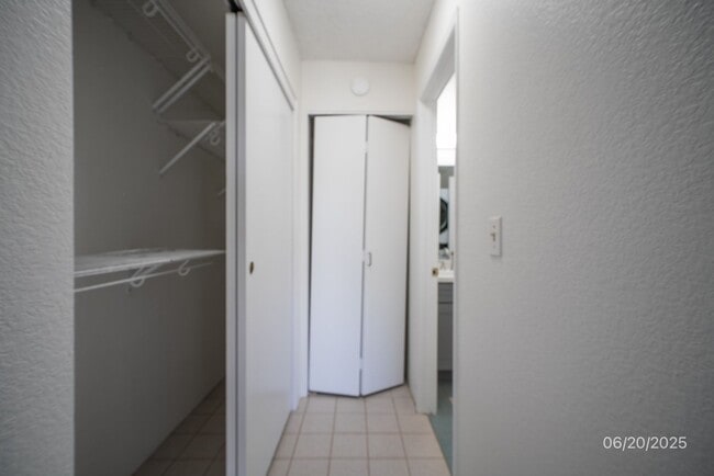 Building Photo - MOVE IN READY! 2/1.5/2 Renovated Unit, Cen...