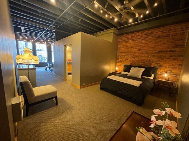 Building Photo - Beautiful Furnished Downtown Loft