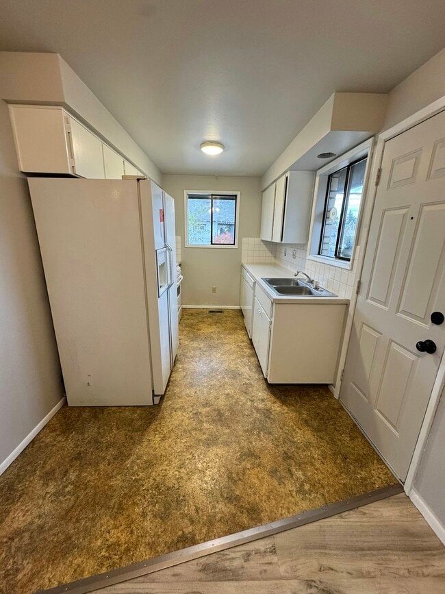 Building Photo - 228 E Crown Ave