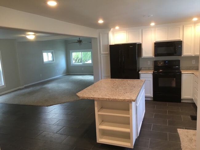 Building Photo - 4 bedroom, 2 bath Home