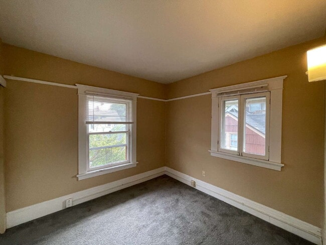 Building Photo - Buckman Neighborhood; Great Space; Easy to call Home