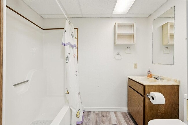 Building Photo - Charming Townhome