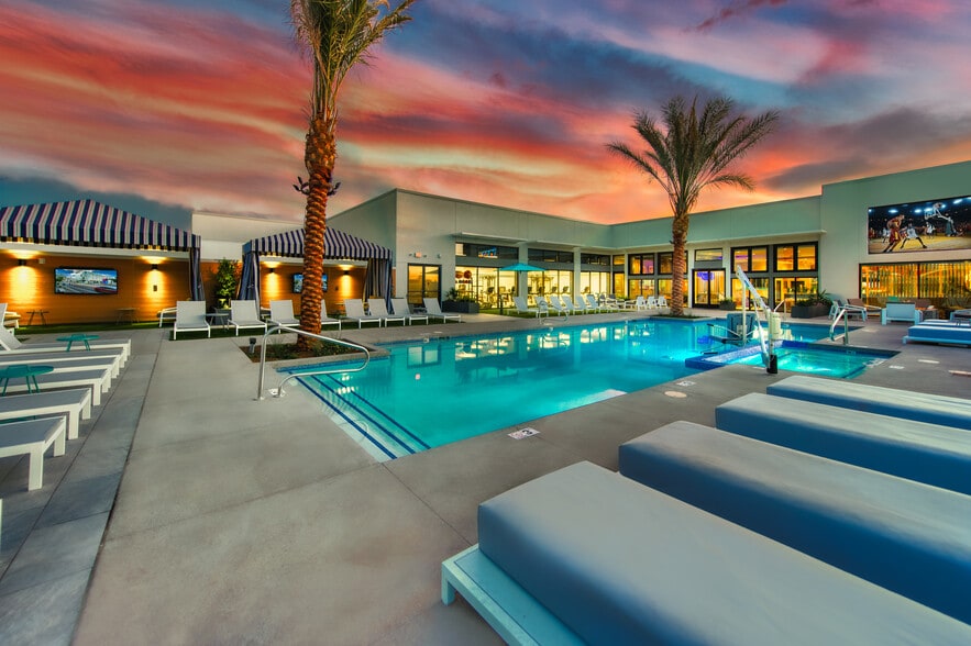 Building Photo - Canvas