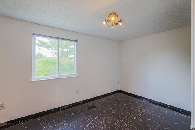 Building Photo - 9 Stillwood Cir