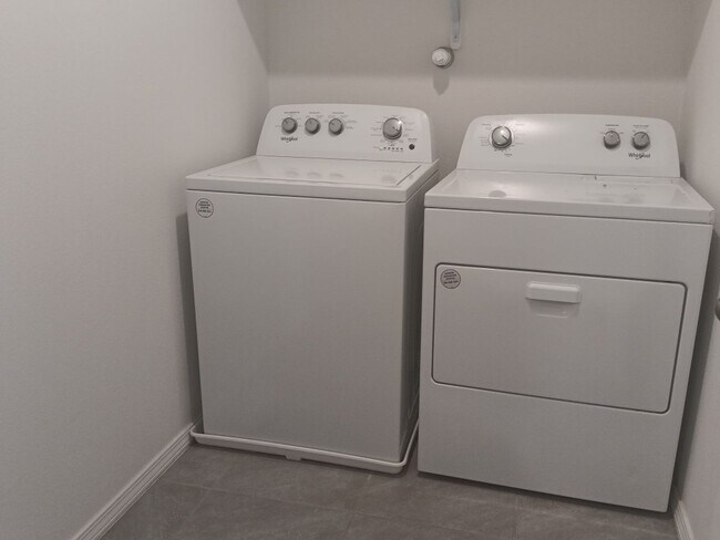 Building Photo - Beautiful 4-Bedroom, 2.5-Bathroom Home Loc...