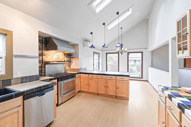 Building Photo - Unique, spacious 4-bdrm/3-bath Craftsman w/ lots of character. Bonus room, near Alberta District!