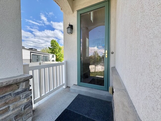 Building Photo - 3 Bed, 2.5 Bath Lakeview Home (Upper Unit) with Private Yard in Quiet Neighborhood!