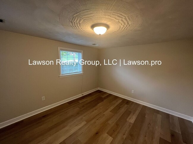 Building Photo - Beautiful Cave Spring Split Level with Bac...