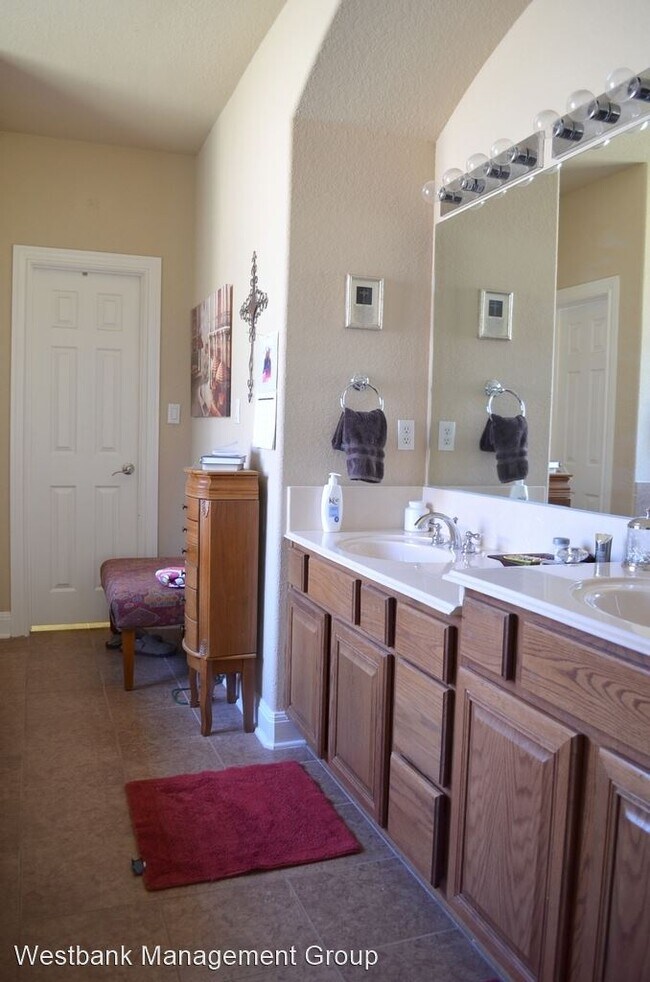 Building Photo - 4 br, 3.5 bath House - 133 Lakota Pass