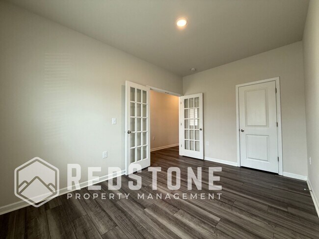 Building Photo - 919 Crow Br Dr