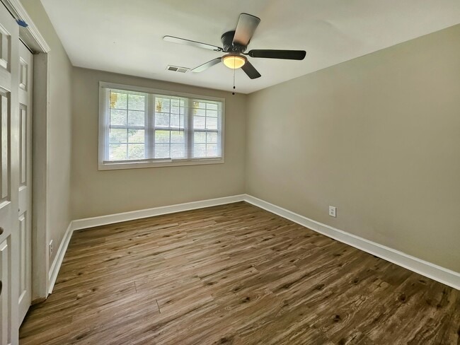 Building Photo - 382 Cologne Dr SE