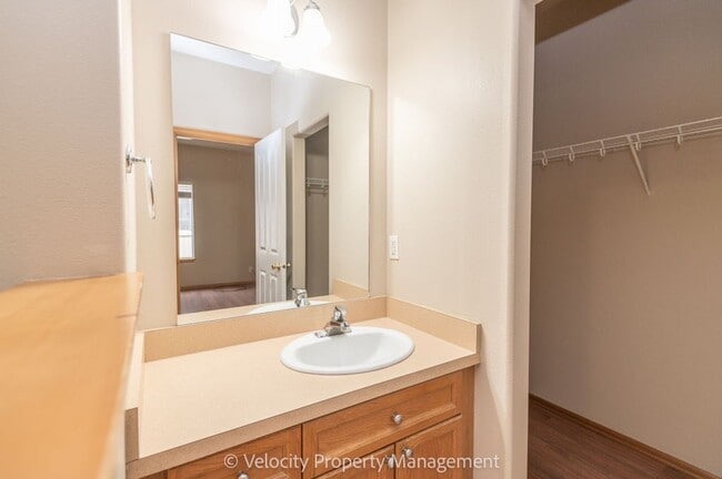 Building Photo - Charming Single Level Home!