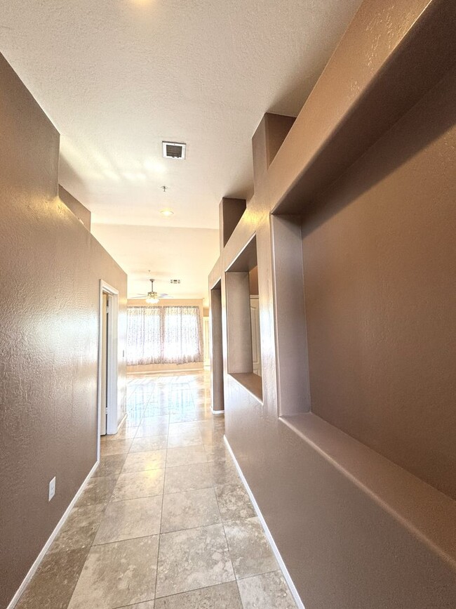 Building Photo - 2 BEDROOM PLUS OFFICE/DEN IN MCDOWELL MTN ...