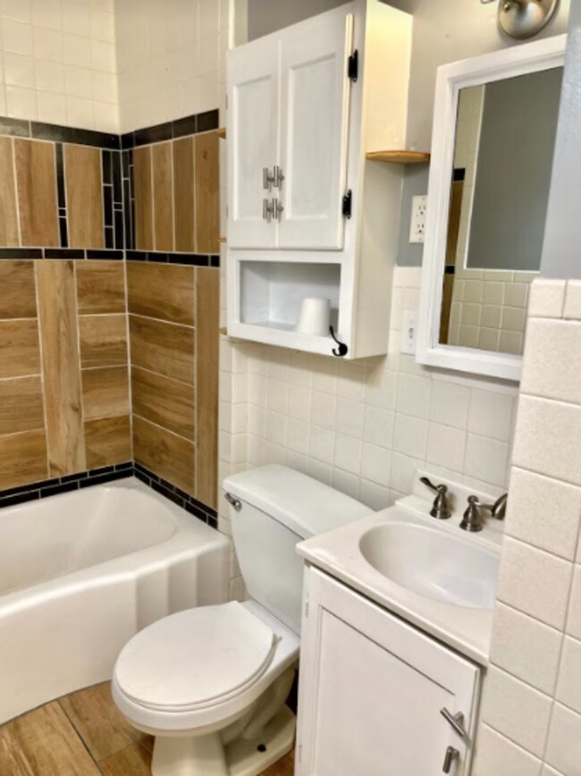 Building Photo - AVAILABLE NOW. 2 bed/1 bath SINGLE FAMILY HOME with fenced yard!
