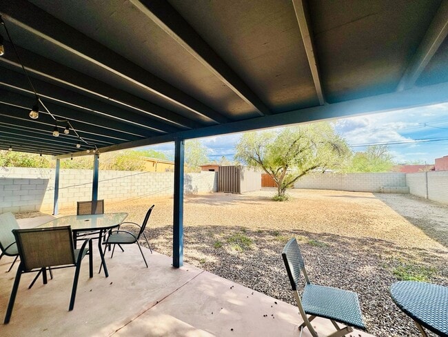 Building Photo - 2 Bedroom House with All Appliances and La...