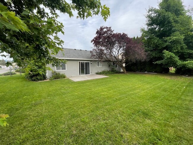Building Photo - Hayden 3/2 Rancher