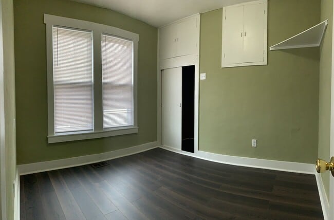 Building Photo - Recently Renovated 2 bed house!