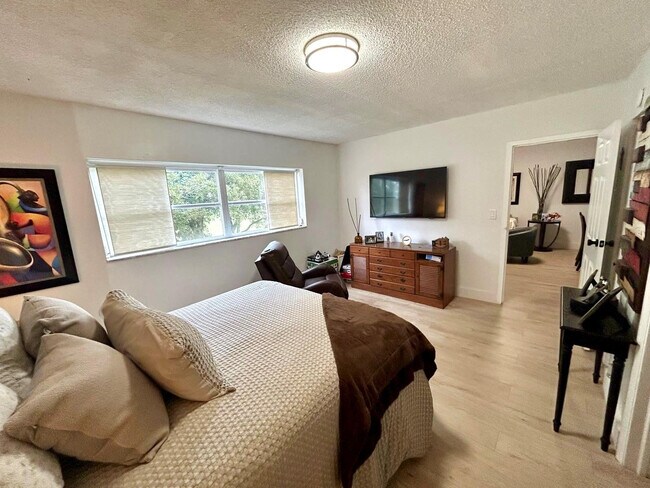 Building Photo - 1050 Country Club Dr