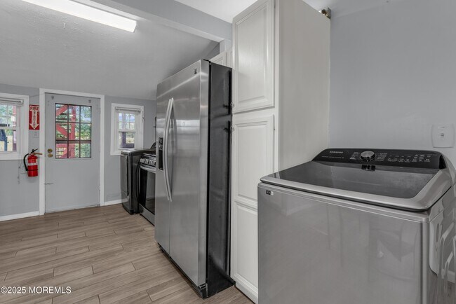 Building Photo - 177 Creek Rd