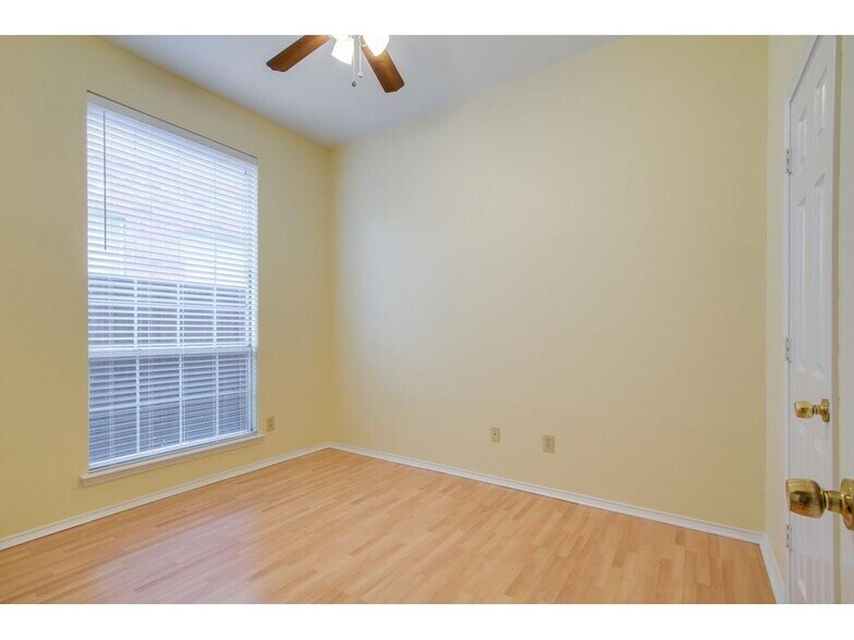 Building Photo - 546 Raintree Cir