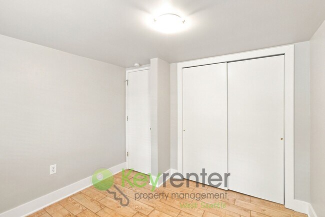 Building Photo - 221-221 E Louisa St