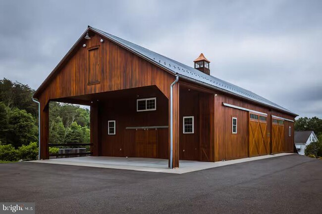 Building Photo - 284 Hickory Dr