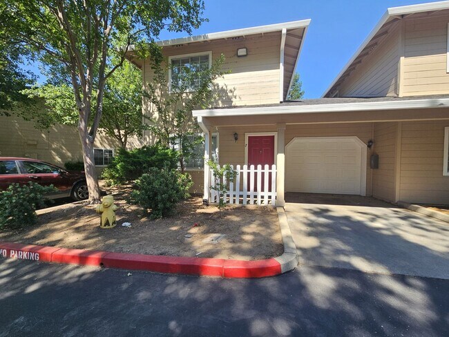 Building Photo - Two Story 3 Bedroom 2 Bath Condo in Chico for Rent!