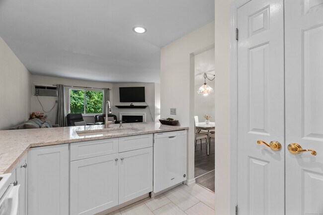 Building Photo - 8 Rose Ln