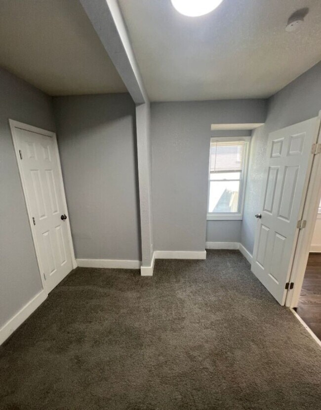 Building Photo - Spacious 5 Bed, 2.5 Bath in the heart of K...