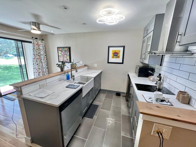 Building Photo - Tastefully updated 1 bedroom, 1 bathroom c...