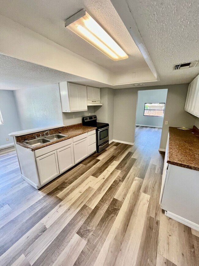 Building Photo - HUGE Dade City 3BR/1BA/1 Car Garage Home w/Tons of Living Area! NO APPLICATION FEE!