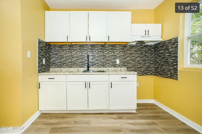 Building Photo - 955 Putnam St