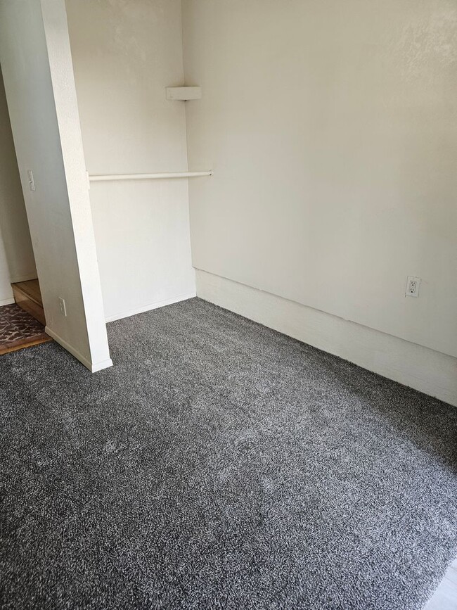 Building Photo - 1 Bed 1 Bath with paid utilities