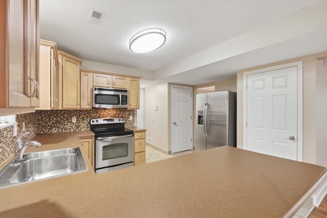 Building Photo - 420 N Village Cir