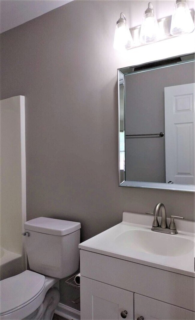 Building Photo - $200 Off Your First Full Month’s Rent!  Mo...