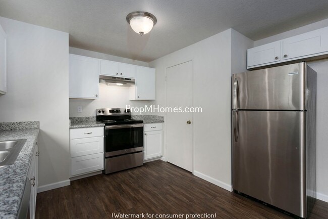 Building Photo - Quaint Ranch Style Home with Fenced Yard!