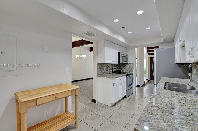 Building Photo - 760 E Coco Plum Cir