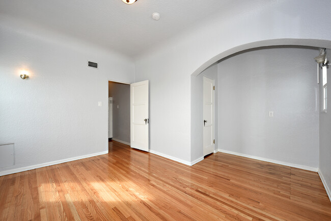 Building Photo - 1252 N Mariposa Ave