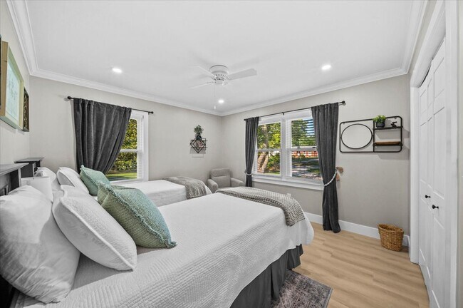 Building Photo - 103 Poinsettia Dr