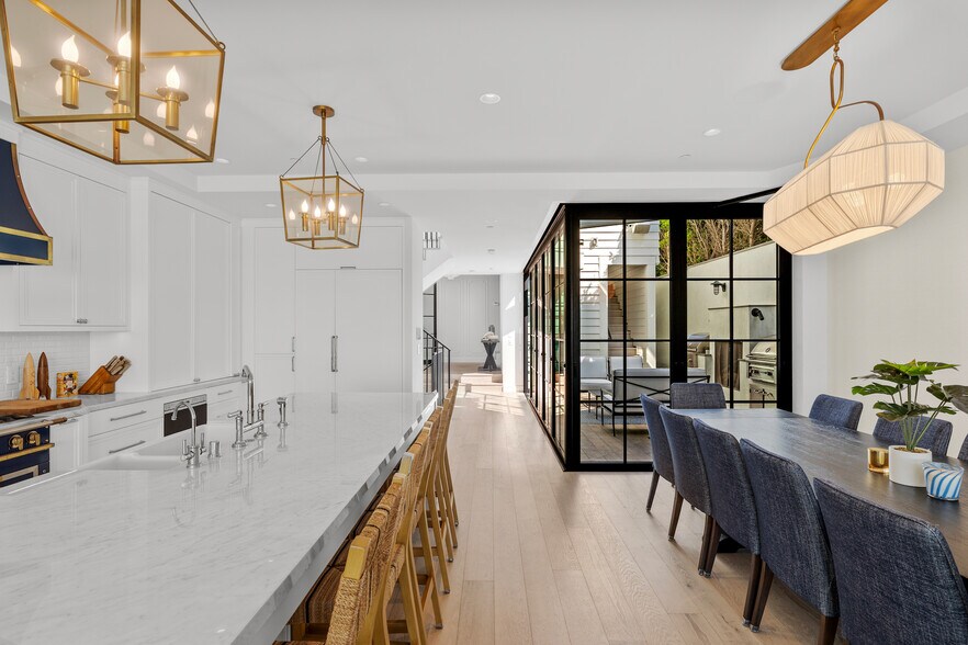 Building Photo - 2428 The Strand