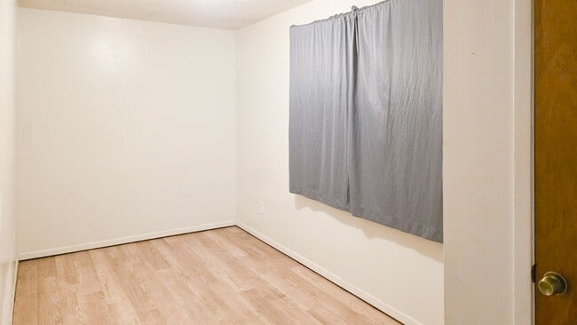 Building Photo - West Knoxville 37919 - 1 Bedroom Apartment in West Knoxville! Available Now! 1 Bedroom, 1 Bath. -...