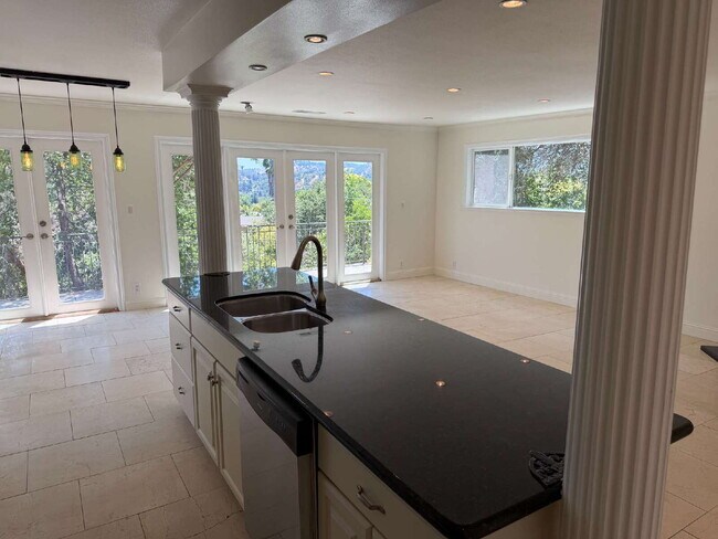 Building Photo - "Charming 2-Bedroom Retreat with Granite Accents & Gleaming Hardwood Floors in Lafayette!"