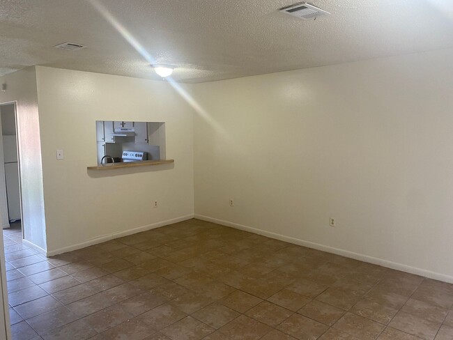 Building Photo - 2 bedroom 2 bath town home in a gated comm...