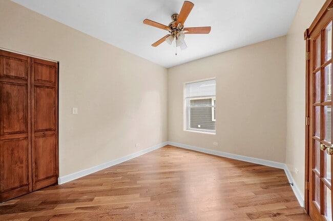 Building Photo - Spacious 2BR/2BA Rogers Park Condo with In-Unit Laundry & Central Air