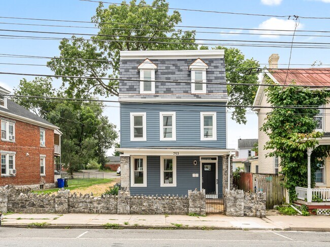 Building Photo - 753 W Washington St