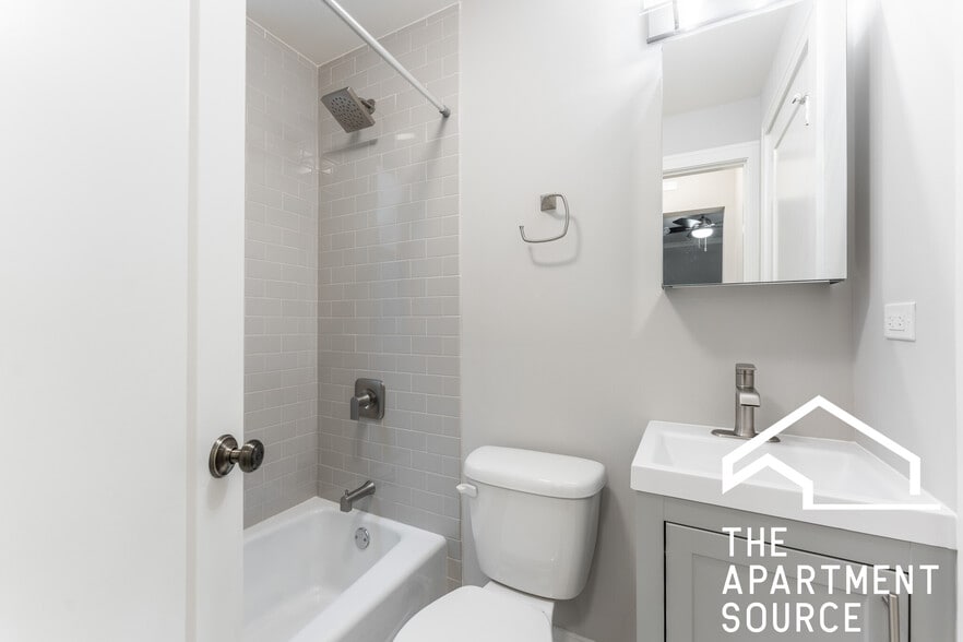 Building Photo - 640 W Wrightwood Ave