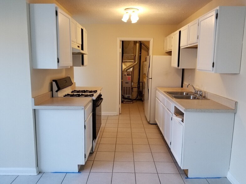 Building Photo - 1751 Queensbury Cir