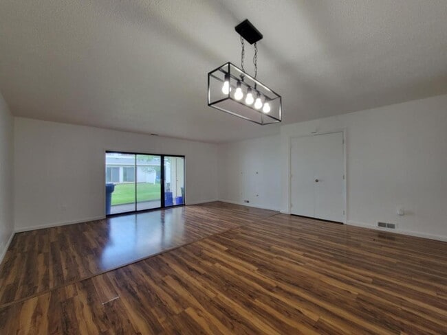 Building Photo - 515 Sheffield Ct