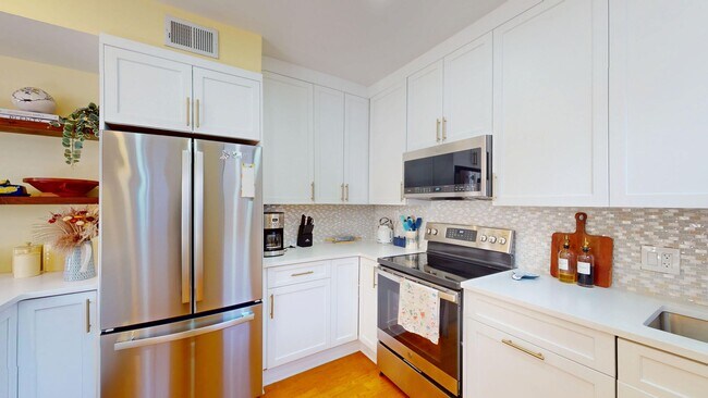 Building Photo - Top Floor Fully Furnished 1,000 Square Foot One Bedroom Plus Den in Kalorama